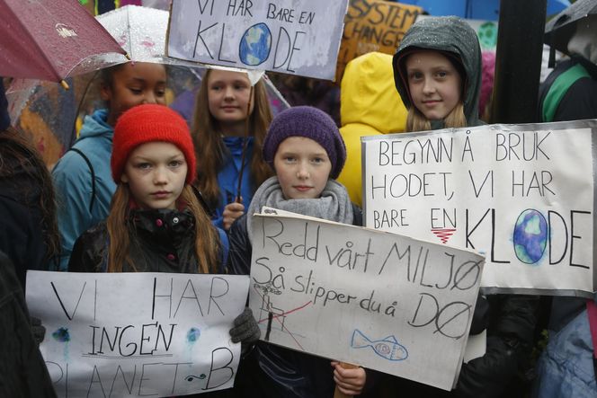 Flere ungdommer hadde lagd egne plakater. Her er f.v. Helga (12), Lisa (12) og Kathinka (12) som alle tre er elever ved Lilleborg skole på Thorshov. Foto: Erik Martiniussen