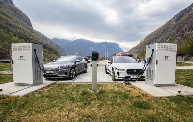 Jaguar I-Pace og Audi E-Tron på hver sin 50 kilowatt hurtigladestasjon. Foto:  Marius Valle