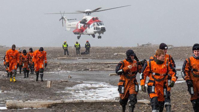 Her går markørene i land etter å ha blitt evakuert fra KV Svalbard. Her venter nye utfordringer, som kulde og isbjørnfare. Foto: Eirik Helland Urke
