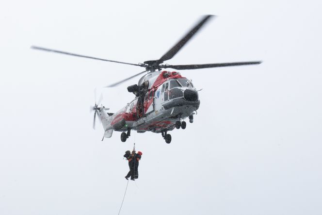 Helikopteret kan evakuere to personer om gangen med redningslina. Foto: Eirik Helland Urke