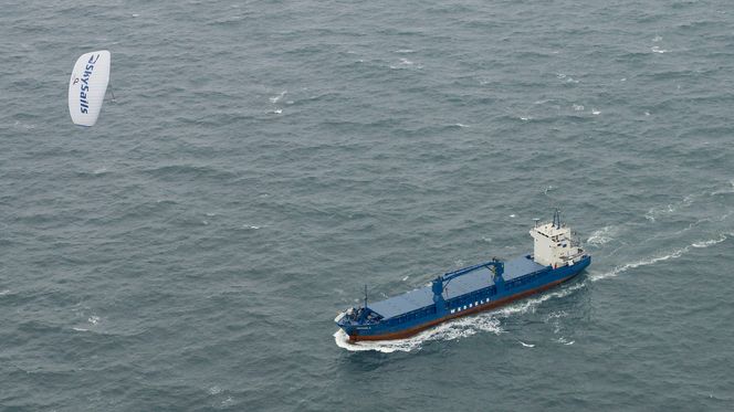 Opp mot 420 meter over vannet drar seilet lasteskipet fremover. Foto: Skysails
