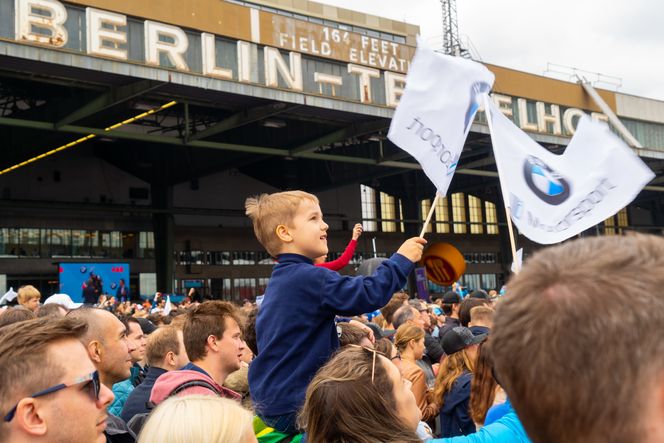 Gratis reklameflagg vaier over Tempelhof. Denne gang for å bejuble elektrisk racing. Foto:  Paal Kvamme