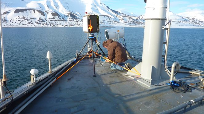 Radaren monteres av Anders Rosnes på KV Svalbard denne helga. Foto: Ispas