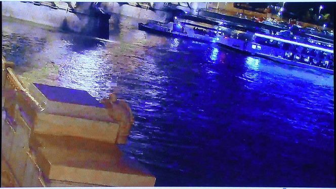 Skjermdump fra videoen av kollisjonen viser skipene like før ulykken på Donau onsdag. Minst åtte personer er døde etter ulykken, og 21 er fortsatt savnet. Foto:  AP