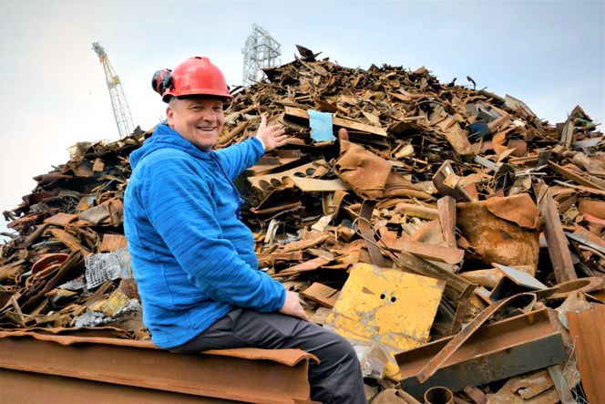 Hovedproduktet: – Jernskrap i slike biter er hovedproduktet fra Norscrap West på Hanøytangen. Det meste selges til et tysk jernverk for omsmelting, forteller daglig leder Geir Olav Bøe. Foto:  Thomas Førde