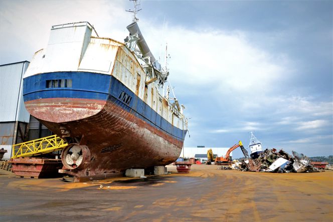 Ny slipp: Den nye slippen for opphogging av skip hos Norscrap West kan ta imot skip som er inntil 200 meter lange. Slippen ligger nærmest kamera i dette bildet. Foto:  Norscrap West