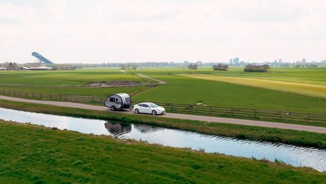 Tesla Model 3 trekker liten campingvogn. Skjermbilde:  Tesla.com