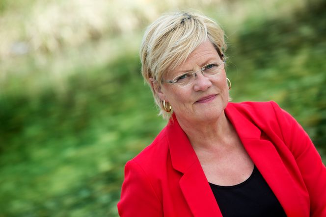 Komplisert: – Jeg kan ikke tenke meg annet enn at vi om 50 år vil sitte og tenke: «Hvordan klarte vi å gjøre det der med energi så komplisert? Hvorfor bygde vi store plattformer i Nordsjøen og pumpet opp olje fra havets bunn, raffinerte den til bensin og diesel og sendte den rundt i verden – mens sola skinte og bølgene skvulpet hver dag?», sier Kristin Halvorsen. Foto: Sverre Chr. Jarild