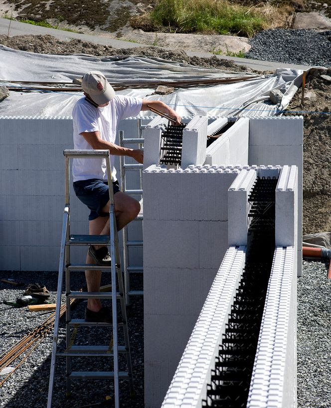 Et element veier kun 3 kg, og det smarte knastesystemet gjør at elementene passer perfekt på hverandre. Foto:  Bewi