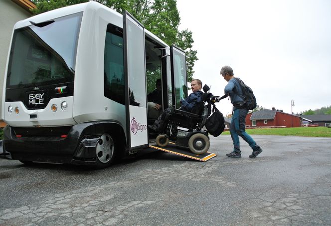 Lemet Ailo Eira bruker Easymiles innebygde rampe for å komme seg inn i Signo-bussen. Han likte turen så godt at han bevilget seg en ekstra tur. Foto: Signo Vivo