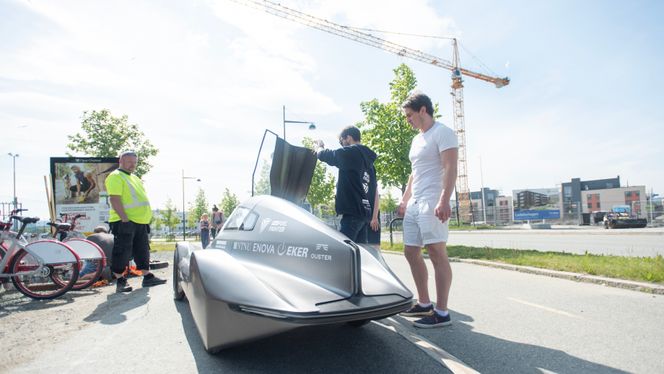 Klargjøring: Det er en del ting som må sjekkes og justeres før en kan starte. Tidligere har NTNU-studentene bare testet bilen på parkeringsplasser. Dette er den første testen på vei. Både David Forrestad Swensen (t.v.) og Christian André Coldevin Pettersen ser fram til første testtur på Lade i Trondheim. Foto: Håvard Zeiner