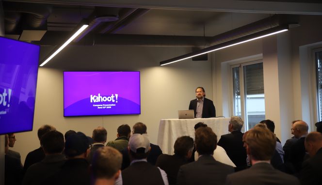 Kahoot-sjef Åsmund Furuseth la fram selskapets planer for de rundt 50 fremmøtte på selskapets investoroppdatering onsdag ettermiddag. Foto: Heidi Sævold