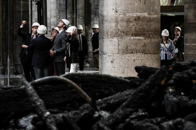 Canadas statsminister Justin Trudeau (fjerde fra venstre) og den franske kulturministeren Franck Riester (til venstre), besøkte Notre-Dame i midten av mai. Foto: Philippe Lopez/Pool via AP/NTB Scanpix
