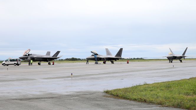 Norsk F-35A (t.v) og to F-22A fra US Air Force på Ørland.  Foto:  Torbjørn Kjosvold / Forsvaret