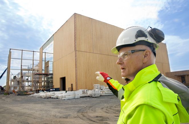 Malmfuru. Ole-Kristian Mosvoll på østsiden av nybygget. Fasadekledningen er norsk malmfuru, massivtreelementene og bærekonstruksjonene er levert av østerrikske produsenter. Foto: Sverre Christian Jarild