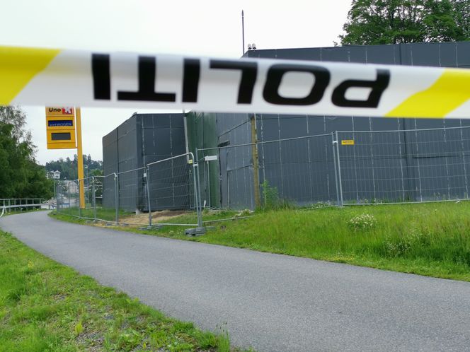 Midt på bildet er det satt opp en midlertidig vegg. Rett bak der er høytrykkstankene. Til venstre er det en gangvei og enda lengre til venstre en rundkjøring der to biler fikk airbag utløst av trykket. Foto:  Tore Stensvold