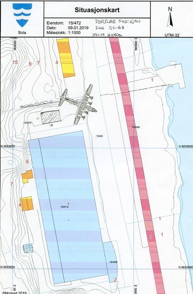 Slik DC-6B-flyet skal stå utstilt blir det en fin attraksjon for dem som flyr til Sola og lander nordfra. Ikke minst i mørket, ettersom flyet skal lyssettes. Foto:  Flyhistorisk museum Sola