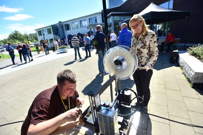 Langt fremme: Kristin Syverud og Johnny Kvakland Melbø sier de ligger langt framme i utvikling av produkter av nanocellulose. Men de legger ikke skjul på at det er krevende å få finansiert prosjektene. Foto: Håvard Zeiner