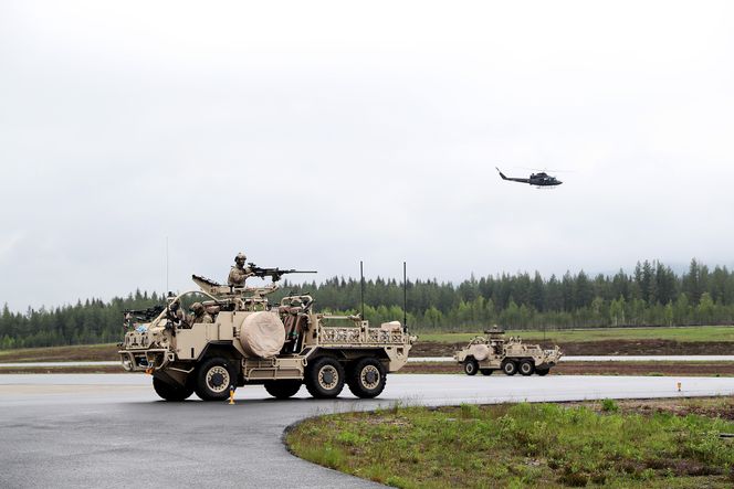 Fra en demo ved Forsvarets spesialkommando: Operatører på en Supacat HTM Extenda sikrer et område mens et Bell 412 SP-helikopter flyr over. Foto: Torbjørn Kjosvold / Forsvaret