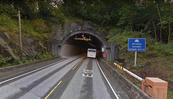 Vegvesenet, Euroskilt og Disruptive Engineering skal teste ut magnetsensorer og kunstig intelligens her i Arnanipatunnelen utenfor Bergen. Foto: Google Maps