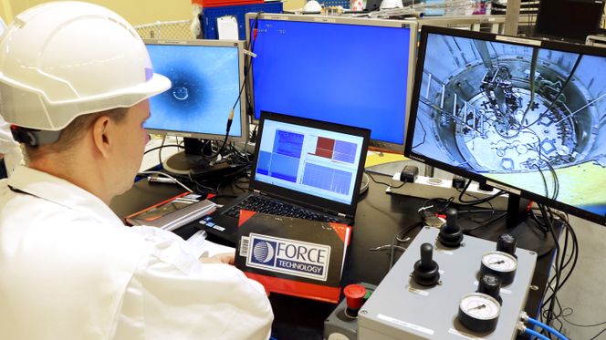 Inspeksjonssystemet: En operatør fra Force sitter her på god avstand fra reaktoren og kan følge inspeksjonen visuelt via et kamerasystem. Bildet til høyre viser roboten i aksjon. I midten er det ultrasoniske systemet, mens til venstre viser kamera i tungtvannet. Foto: Force Technology. Foto:  Force Technology