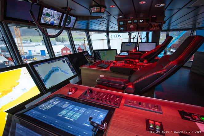 På broen: Fem store skjermer på 55 tommer er plassert på rekke foran kapteinstolene på broen. Foto: Svein Egil Økland/Westcon