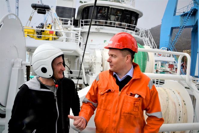 God kunde: Skipper og fiskebåtreder Willie Tait representerer det skotske familierederiet som også bygde fiskebåt hos Westcon i Ølensvåg for 13 år siden. Til høyre Endre Matre, sjef for nybygging hos Westcon. Foto: Thomas Førde