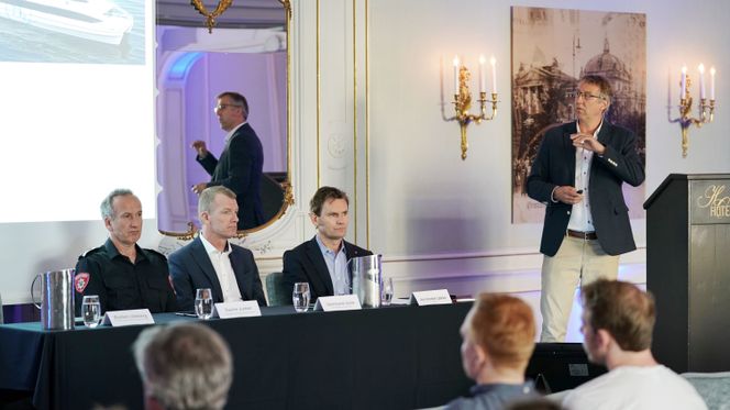 Fra venstre: Innsatsleder Sverre Junker ved Asker og Bærum brannvesen, Geirmund Vislie i Gexcon, Jon André Løkke i Nel og Øystein Ulleberg i IFE. Foto:  Eirik Helland Urke