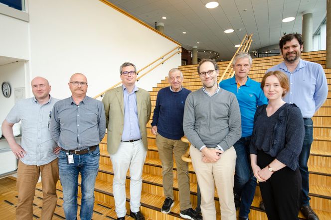 Statens vegvesen og Aldesa møttes 26. juni på regionvegkontoret i Leikanger. Frå venstre: Kjartan Lilleby, Rune Hjelen, Jose Maria Argüelles de Bustillo, Kjell Warhuus, Adolfo Soengas, Odd Erik Haugen, tolk Cathrine Skutle og Daniel Ramirez de Dampierre. Foto:  Statens vegvesen