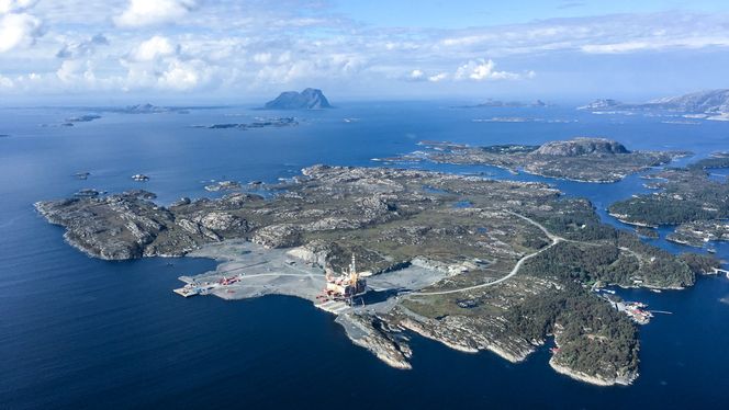 Nordsjøen neste: Du kommer knapt lenger vest i Norge enn Lutelandet Industripark. Her er Yme kommet på land og i ferd med å bli plukket ned. Landemerket Alden i bakgrunnen. Foto:  Lutelandet offshore