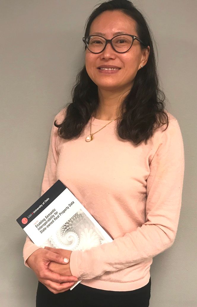 I doktorgraden sin har Ling Shi utviklet en metode for å få en rekke av de offentlige registrene om eiendom til å snakke sammen. Foto: Elisabeth Andersen/UiO