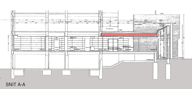 Rundt 80 kvadratmeter av det opphengte taket i servicesenteret i Hvidovre Rådhus falt ned 18. desember 2018. Servicesenteret lå i et 25 år gammelt tilbygg til det opprinnelige rådhuset. I motsetning til resten av rådhuset er bygningen som huser servicesenteret, en lett konstruksjon av stålsperrer med korrugerte stålplater over. Det opphengte taket var festet til stålplatene med stropper som var skrudd inn i platene. Entreprenøren har tilsynelatende fulgt en dansk Byg-Erfa-anvisning som viste hvordan man kan feste et opphengt tak i et betongdekke – men her var det snakk om 0,7 mm tykke korrugerte stålplater. Derfor ble skruenes bæreevne kraftig overskredet. Foto:  Hvidovre Kommune / Lasse Gorm Jensen