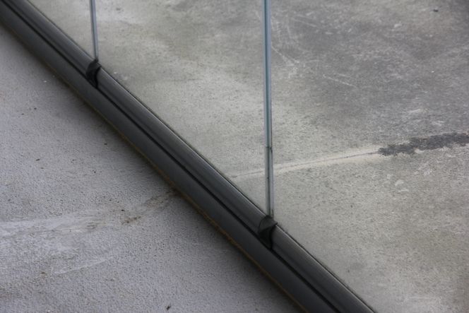 Her kommer vannet inn under glasset når det regner. Nå vil borettslaget stevne Asplan Viak, som stod for selve prosjekteringen, for retten. Foto:   Ida Oftebro/Teknisk ukeblad