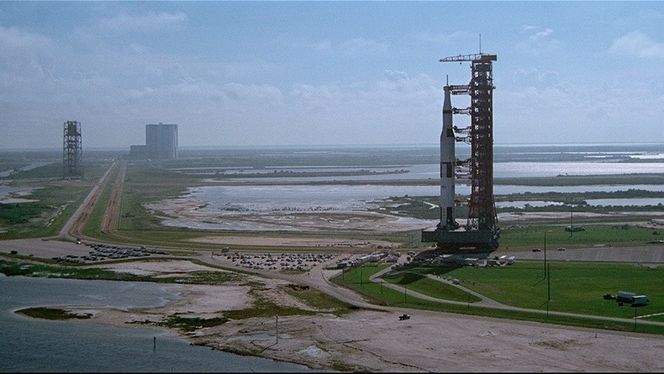 Bilde fra Apollo 11-dokumentaren der Saturn V-raketten er klar for oppskyting. Foto:  Neon/CNN Films
