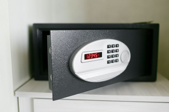 Mange hoteller tilbyr slike safer på hotellrommene, typisk gjemt i klesskapet. Men er de sikre nok og store nok til å dekke behovet?
