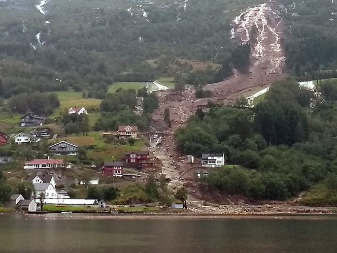 Her fra Vassenden sentrum, med Årsetbakkane byggefelt. Foto:  Hallstein Dvergsdal/Firda Tidend/NTB Scanpix