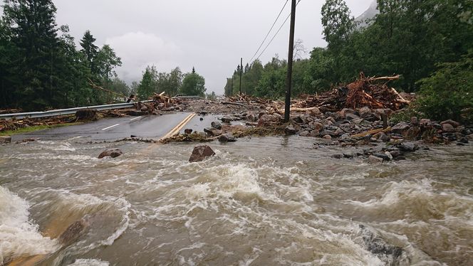 Flomvann på E39 ved Svidalsneset. Foto: Jan Helge Albu, Statens vegvesen