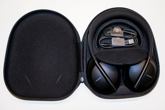 Pakken: Bose NCH 700 kommer i en flat pakke med eget magnetlåst avlukke til lade og lydkabel. Men vi finner ikke topins flyadapter. Det er nok en konsekvens av at nesten ingen fly bruker slike lenger. Foto: Odd R. Valmot