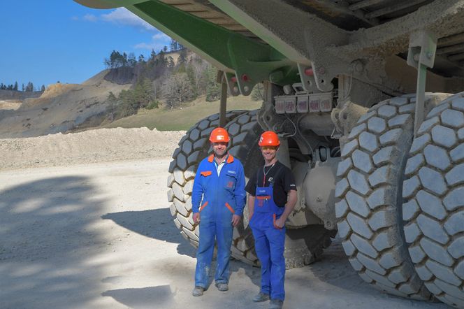 Vanlige mennesker kan minne om Playmobil-figurer ved siden av Edumper. Foto: Andreas Sutter, eMining AG