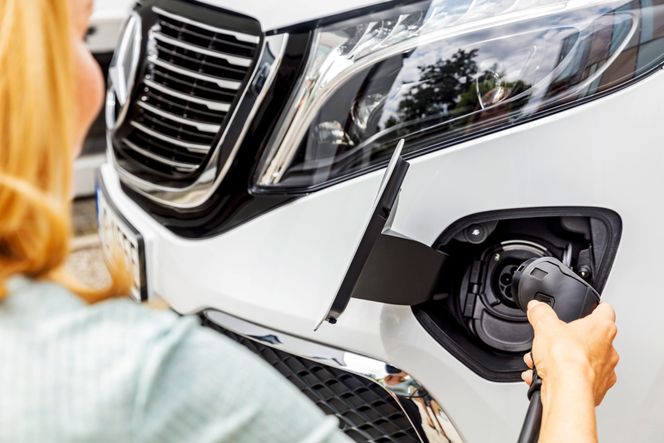 Ladeluken på EQV er plassert langt fremme, under ene frontlykten. Om det blir et sårt punkt, gjenstår å se. Foto: Daimler AG