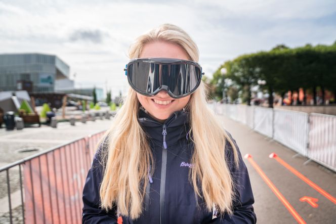 PROMILLEBRILLER: TUs Mari Gisvold Solberg prøvde å kjøre el-sparkesykkel med disse promillebrillene. Foto:  Eirik Helland Urke