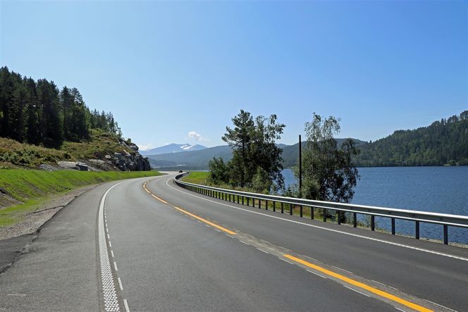Hele veien er bygd på stedlige masser. Det er bare asfalt og betong som er kjørt til veianlegget. – Det gir korte transportavstander og lavere klimagassutslipp, og det er også gunstig for økonomien i prosjektet, sier prosjektleder Odd Helge Innerdal i Statens vegvesen. Foto:  Statens vegvesen