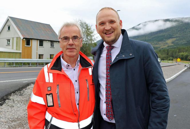 Prosjektleder Odd Helge Innerdal og samferdselsminister Jon Georg Dale. Foto:  Statens vegvesen