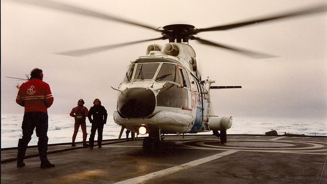 Et historisk øyeblikk: En Super Puma lander på helikopterdekket til et kystvaktskip i Nordkapp-klassen. Foto: Bård Olaf Styrmo/ Kystvakten