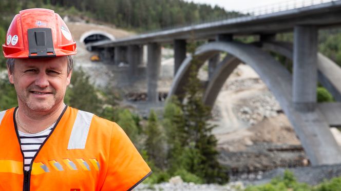 – I stedet for to bruer over en vei og ei elv, har vi nå ei bru med 4-felts vei. Det var et spennende konsept og morsomt å jobbe med, sier prosjektleder Tom Hedalen. Foto: Tormod Haugstad