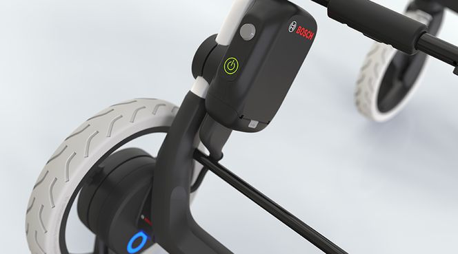 Batteriet er det samme som i Bosch sine 18-volts driller, og plasseres i et lukket kammer. Foto: Bosch/Emmaljunga