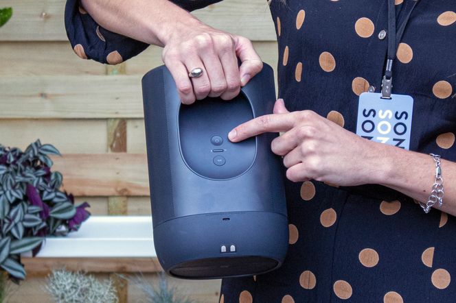 Grepsvennlig: En batteridrevet portabel høyttaler må ha et godt grep. Inne i Moves håndtak på baksiden finner vi de vanlige to knappene for oppsett og en ny som veksler mellom Bluetooth og WiFi. Foto: Odd R. Valmot