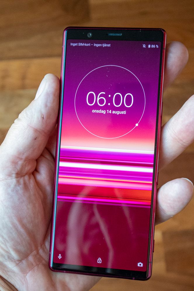 Langsmal: Smalt grep, men mye skjerm. Sony tyr til 21:9 skjerm for å gjøre telefonen lett å håndtere, men også for å kunne spille av film i dette formatet. Foto: Odd R. Valmot