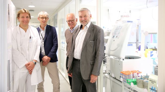 Positive: Seksjonsleder Karsten Rydén-Eilertsen (f.v.) ved Avdeling for medisinsk fysikk, OUS, direktør Bjørn Klem i Oslo Cancer Cluster Incubator, styremedlem Christen Harr og gründer Per Håvard Kleven, begge i Kongsberg Beam Technology, ser frem til å fortsette arbeidet mot fullskalatesting av MaMa-K-systemet. Foto: Mona Strande