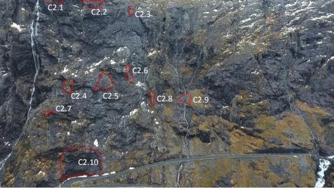 Bildet viser hvor de 10 potensielt ustabile partiene i fjellet over Kjelstadlinja befinner seg. Det siste partiet er i fjellet over den såkalte Grustaksvingen. Detaljebilder av partiene kan du se i bildekarusellen nederst i saken. Foto:  Statens vegvesens geolograpport